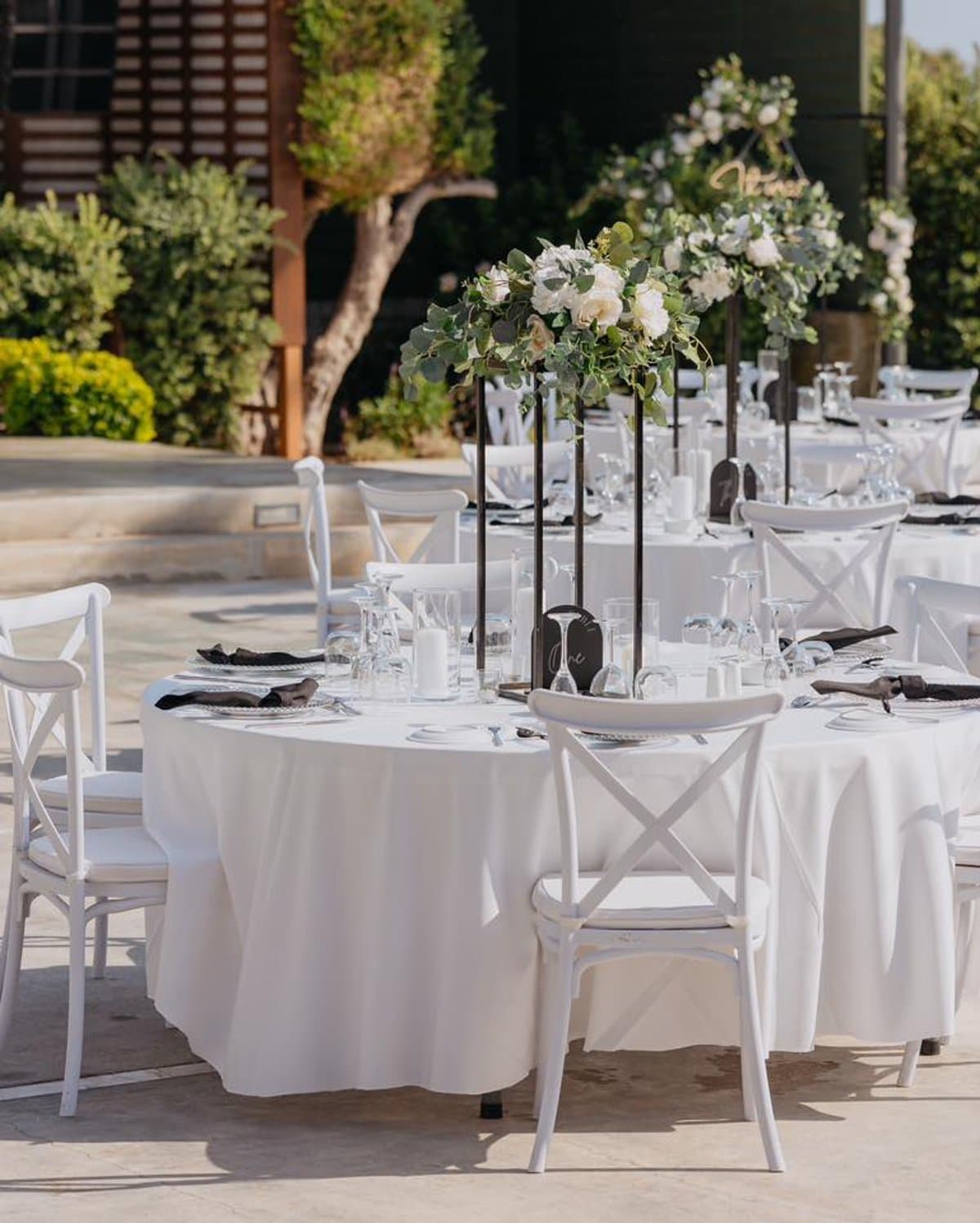 Romantic wedding décor — tall centrepieces