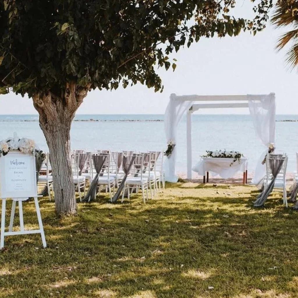 Outdoor ceremony beneath a tree at Atlantida