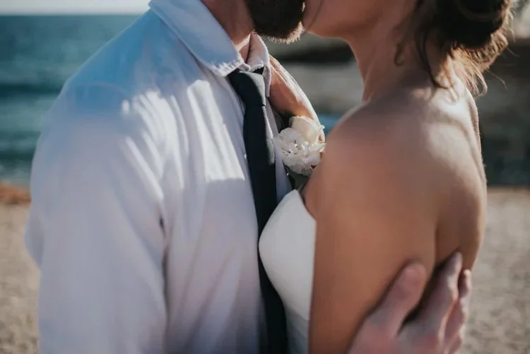 Close view of a couple at Shipwreck