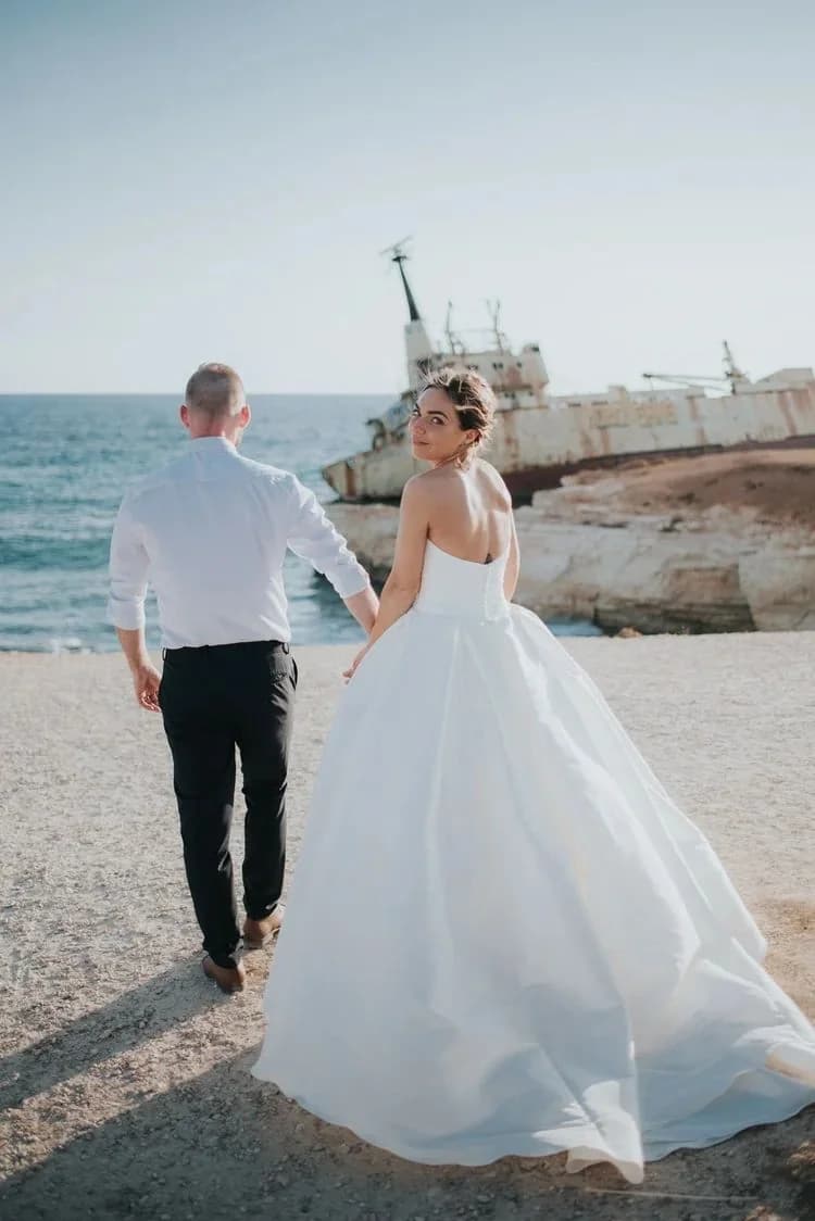 Couple beside the sea at Shipwreck